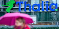Blick auf das Logo von Thalia über einem Buchladen