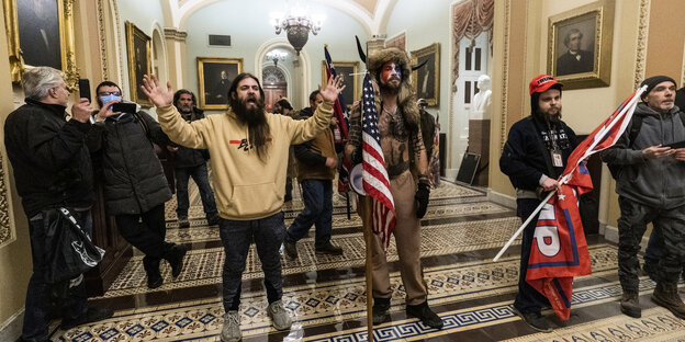 Eindringlinge protestieren im Kapitol.