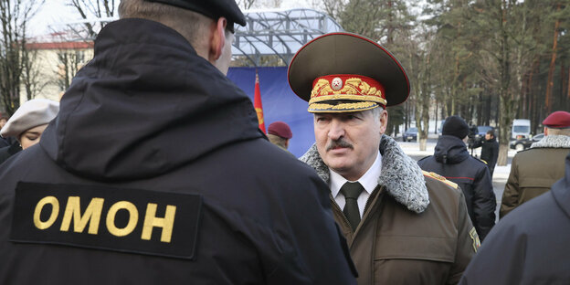 Präsident Lukaschenko mit Polizisten.