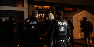 Polizist:innen stehen bei der Auflösung einer Veranstaltung in einer Kneipe vor dem Scotch und Sofa in Berlin-Prenzlauer Berg