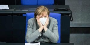 Bundeskanzlerin Angela Merkel mit Schutzmaske im Bundestag
