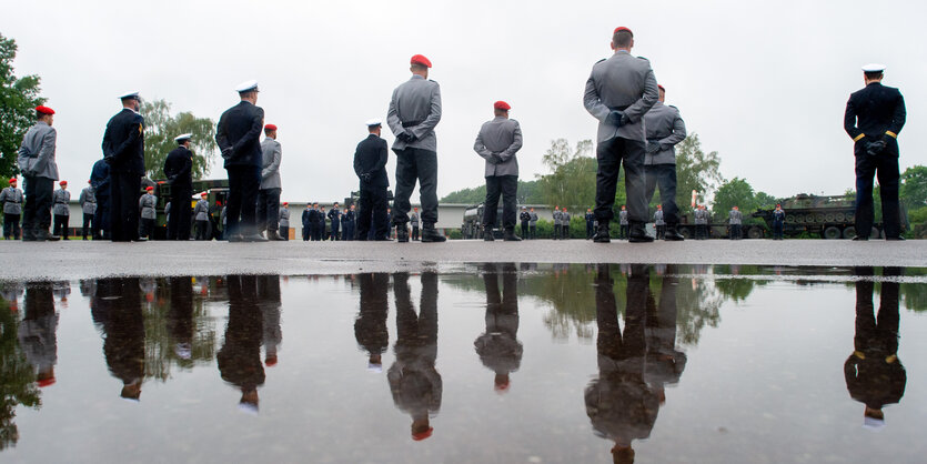 Soldaten stehen in lockerer Formation bei einem Appell