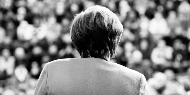 Angela Merkel bei einer Wahlkampfveranstaltung von hinten fotografiert