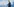 Markus Söder läuft mit Maske an einer blauen Wand vorbei
