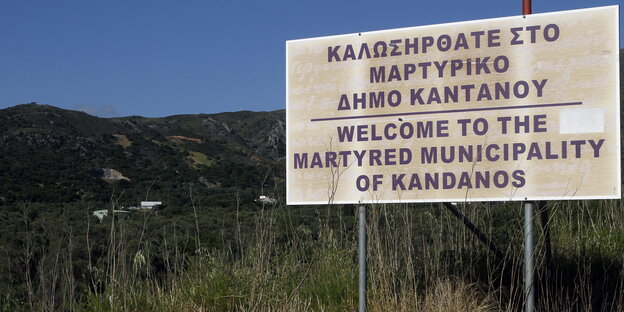 Tafel am Eingang des kretischen Dorfes Kandanos, das im Juni 1941 von der Wehrmacht zerstört wurde.