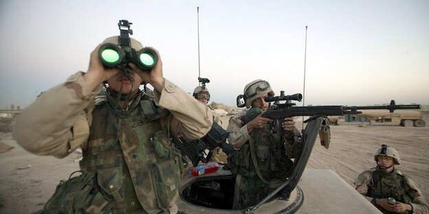 Panzerfahrzeug und Soldaten im Irak