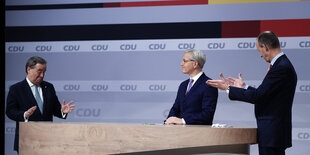 Die Kandidaten um den Parteivorsitz, l-r: Armin Laschet, Norbert Röttgen und Friedrich Merz stehen zur Bekanntgabe des Wahlergebnisses auf der Bühne beim digitalen Bundesparteitag der CDU. I