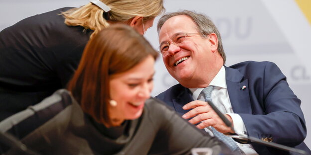 Armin Laschet lachend mit zwei anderen Frauen - offensichtlich vergnügt über seine Wahl zum CDU-Vorsitzenden