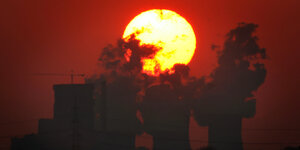 Sonnenuntergang hinter Braunkohlekraftwerk
