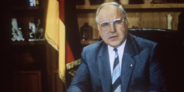 Helmut Kohl vor Deutschlandflagge