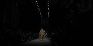 Modells laufen über einen Laufsteg: Zur Fashion Week 2020 gab es noch Shows wie die von Kilian Kerner vor erlauchtem Publikum. Der Berliner Designer ist auch 2021 dabei, doch diesmal nur im Stream für alle