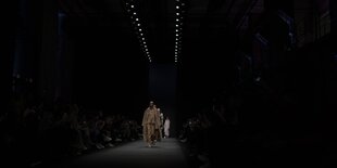 Modells laufen über einen Laufsteg: Zur Fashion Week 2020 gab es noch Shows wie die von Kilian Kerner vor erlauchtem Publikum. Der Berliner Designer ist auch 2021 dabei, doch diesmal nur im Stream für alle