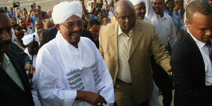 Omar al-Bashir nach seiner Rückkher aus Südafrika