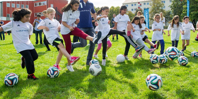 Mädchen spielen Fußball