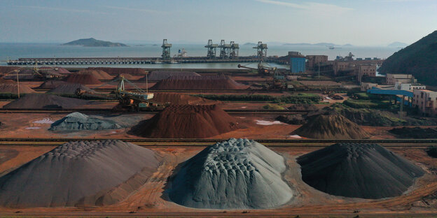 Eisener-Haufen in einem chinesischen Hafen