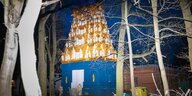 Ein Turm eines hinduistischen Tempels in Berlin-Neukölln in den Farben Blau und Grau und Gold und genau 270 Gottheiten im Miniaturformat