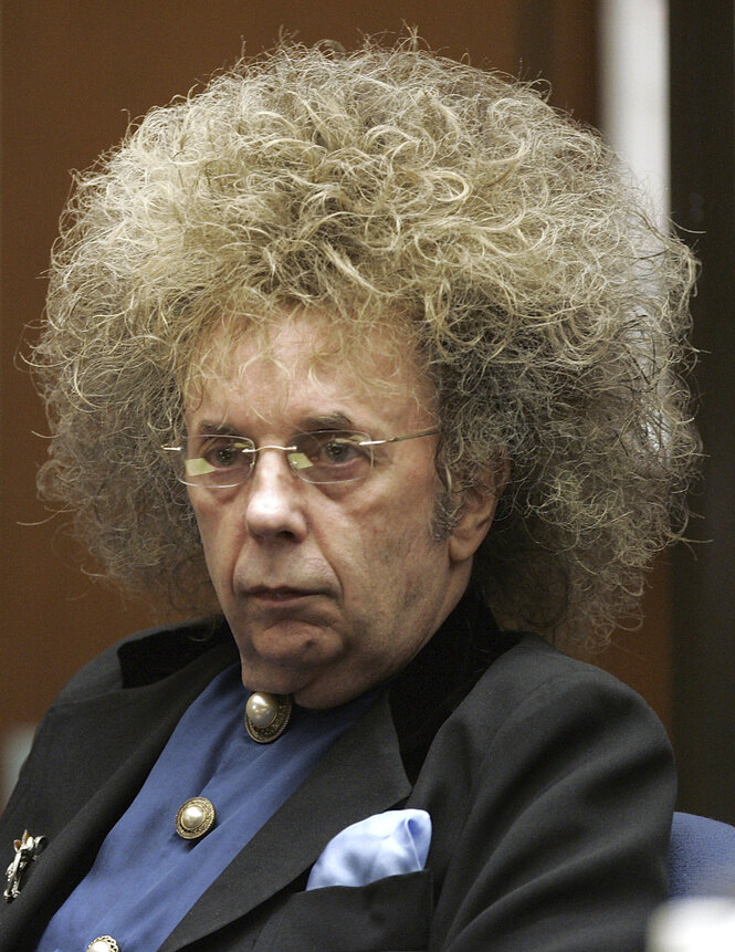 Phil Spector mit grauer Afro-Frisur und Brille in. einem Gerichtssaal