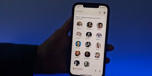 Eine Nutzerin der Social-Media-App Clubhouse zeigt ihr Smartphone mit der Audio-Anwendung.