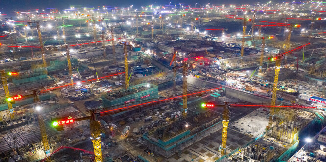 Eine riesige Baustelle mit unzähligen Baukränen in der Heibei Provinz in China