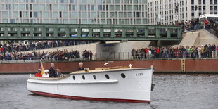 Die Queen bei einer Bootsfahrt auf der Spree