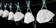 fünf FFP2 Masken hängen auf der Wäscheleine