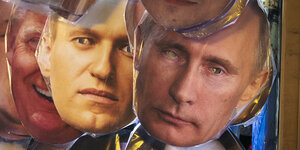 Masken von Alexei Nawalny und Vladimir Putin werden zusammen mit anderen Masken in einer Unterführung in St. Petersburg verkauft