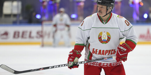 Alexander Lukaschenko, Präsident von Belarus in Eishockey-Montur auf einer Eis-Spielfläche