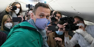 Journalisten umgeben Kremlgegner Alexei Nawalny in einem Flugzeug
