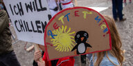 Schild mit Pinguin von Kindern auf Klima-Demo