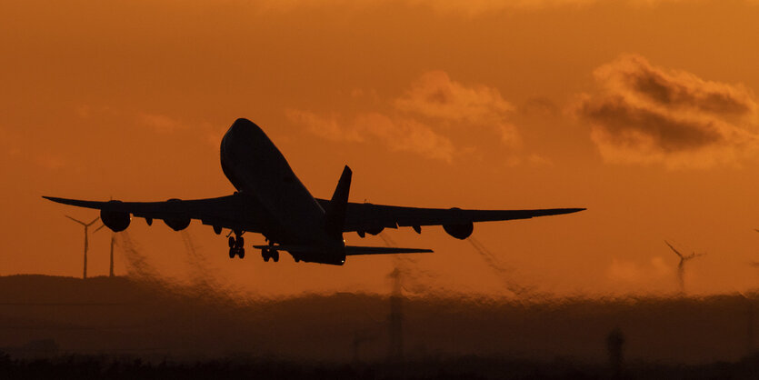 Ein Flugzeug startet, Abendhimmel.