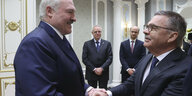 Alexander Lukaschenko und IIHF-Chef René Fasel schütteln sich die Hände