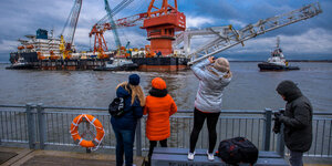 Passanten fotografieren auf der Seebrücke das russische Rohr-Verlegeschiff «Fortuna»