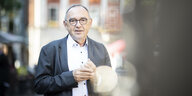Norbert Walter-Borjans, Bundesvorsitzender der SPD steht in einem Wohngebiet und blickt in die Kamera