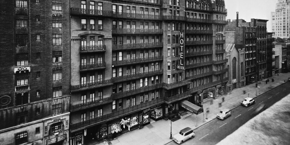 Das Chelsea Hotel von der gegenüberliegenden Straßenseite fotografiert.