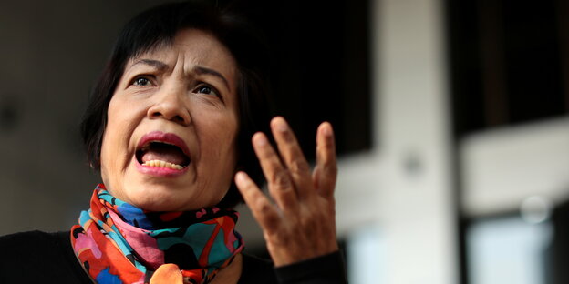 Anchan P. , eine 65 jährige Thailänderin spricht und gestikuliert
