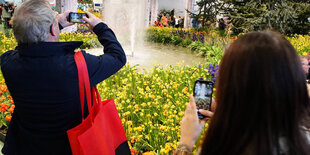 Bilder von der Blütenpracht auf der Grünen Wochen fallen 2021 aus (hier die Blumenhalle 2020 mit einem Meer aus Blüten und Menschen, die ihre Fotoapaarate und Smartphones schwingen