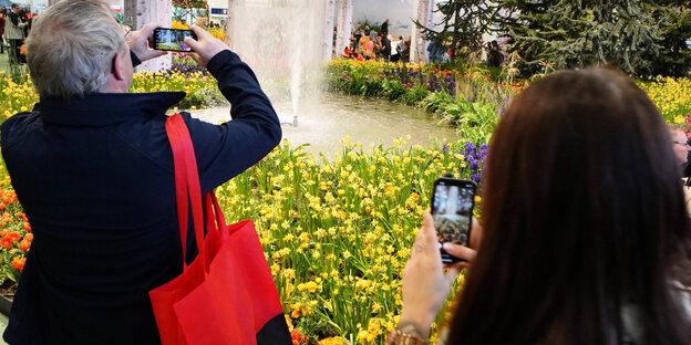 Bilder von der Blütenpracht auf der Grünen Wochen fallen 2021 aus (hier die Blumenhalle 2020 mit einem Meer aus Blüten und Menschen, die ihre Fotoapaarate und Smartphones schwingen