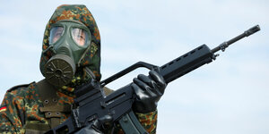 Ein deutscher Soldat in Tarnuniform mit Gasmaske und Sturmgewehr, sieht bedrohlich aus