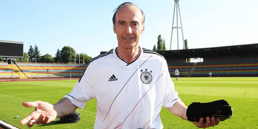 CDU-Politiker Eberhard Gienger im deutschen Fußballnationaltrikot im Stadion