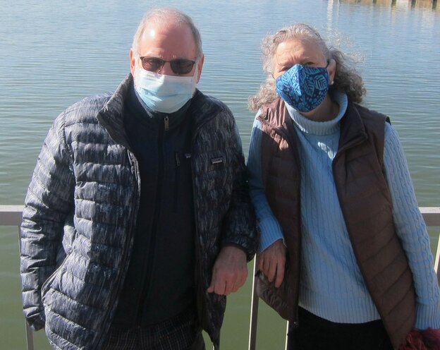 Frau und Mann mit Masken Frau und Mann mit Masken