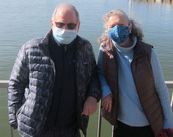 Frau und Mann mit Masken