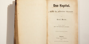 Ein altes, aufgeschlagenes Buch mit dem Titel 