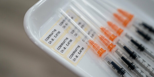 Sechs Spritzen mit dem Impfstoff gegen Corona von Biontech/Pfizer liegen in einer Schale.