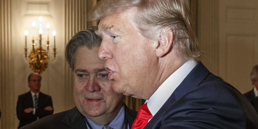 Steve Bannon. Eine Maske hat er zwar, doch die trägt er nicht im Gesicht, sondern hält sie in der Hand. Gleichzeitig erhebt er den Zeigefinger.