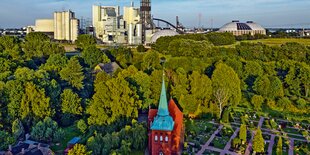 Moorburger Kirche im Vordergrund, Kohlekraftwerk Im Hintergrund