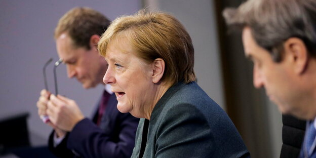 Bundeskanzlerin Angela Merkel (CDU), Berlins Regierender Bürgermeister Michael Müller (l, SPD) und der CSU-Vorsitzende und bayrische Ministerpräsident Markus Söder geben eine Pressekonferenz im Bundeskanzleramt zu den Ergebnissen der Bund-Länder-Beratunge