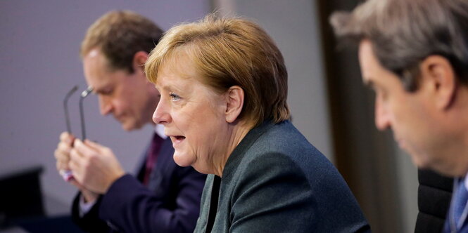 Bundeskanzlerin Angela Merkel (CDU), Berlins Regierender Bürgermeister Michael Müller (l, SPD) und der CSU-Vorsitzende und bayrische Ministerpräsident Markus Söder geben eine Pressekonferenz im Bundeskanzleramt zu den Ergebnissen der Bund-Länder-Beratunge