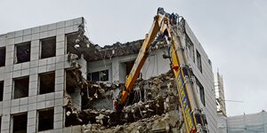 Ein Bagger beim Abriss der City-Hochhäuser in Hamburg