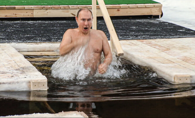 Wladimir Putin badet in einem Kübel Eiswasser