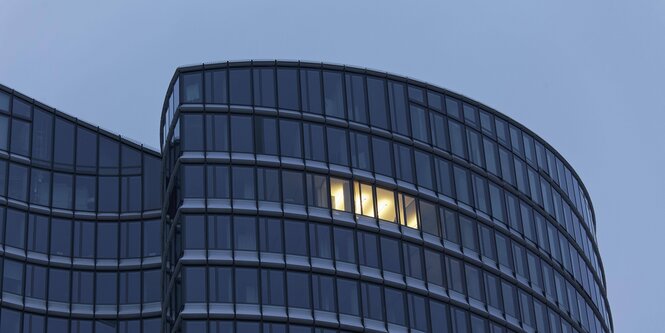 Ein Bürokomplex - Nur in einem Büro von vielen brennt Licht